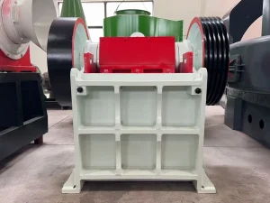 颚式破碎机结构特征：机架与动颚核心部件详解及维...