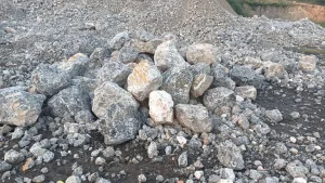 毛石碎石加工设备：把毛石加工成碎石需要用什么设备？