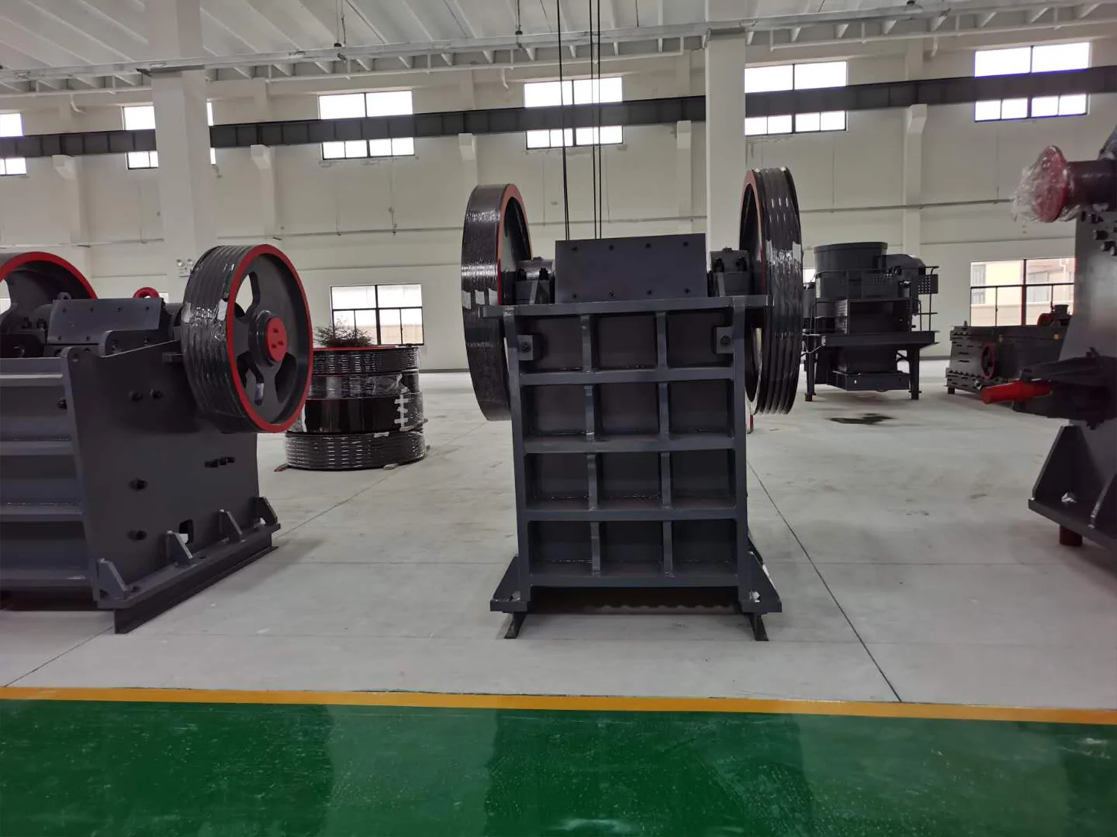颚破与重锤破选型:颚式破碎机和重锤式破碎机哪个好用?该如何选择? 1 颚破与重锤破选型