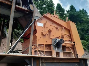 反击破关键部件刚强度分析：转子体、板锤与反击板...