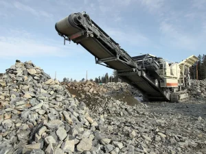 200-300 吨花岗岩破选型：固定式与移动式对比