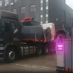 发辽宁的YaM4121磨粉机冒雨出发