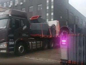 发辽宁的YaM4121磨粉机冒雨出发