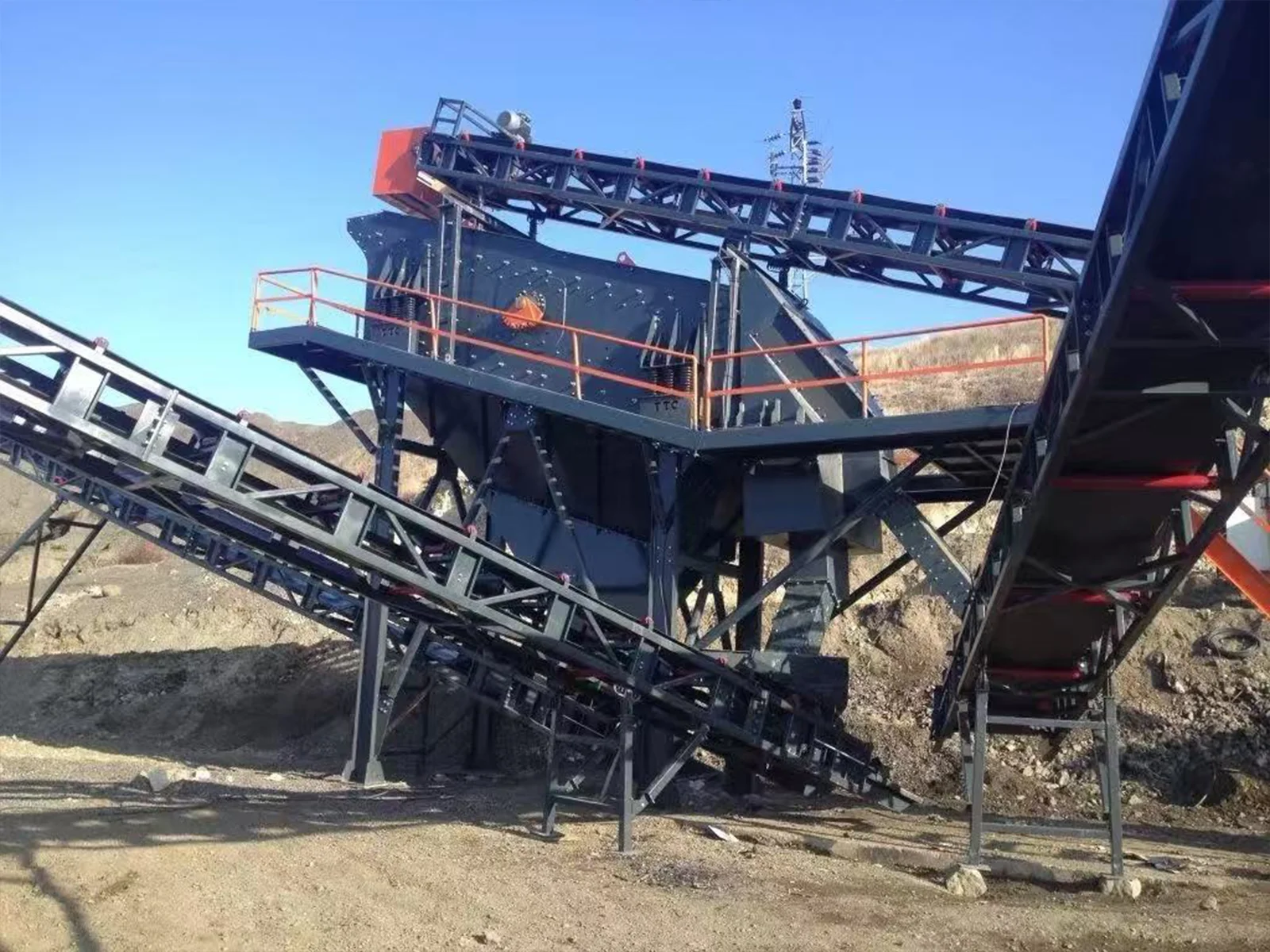 砂石料移动破碎筛分设备:破碎青石优势 1 砂石料移动破碎筛分设备:破碎青石优势 - 丁博移动破碎案例(images 1)