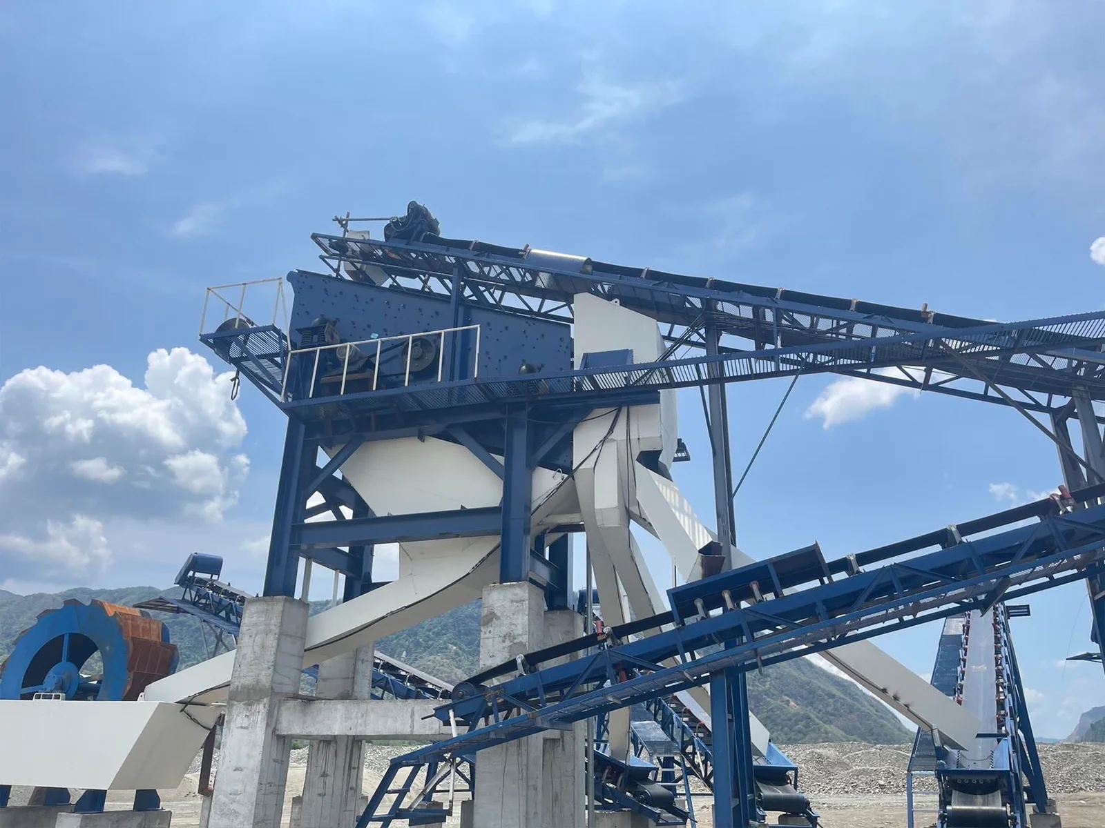 履带式移动青石制砂机:结构、原理与维护 1 履带式移动青石制砂机:结构、原理与维护 - 履带式移动青石制砂机:结构、原理与维护(images 1)