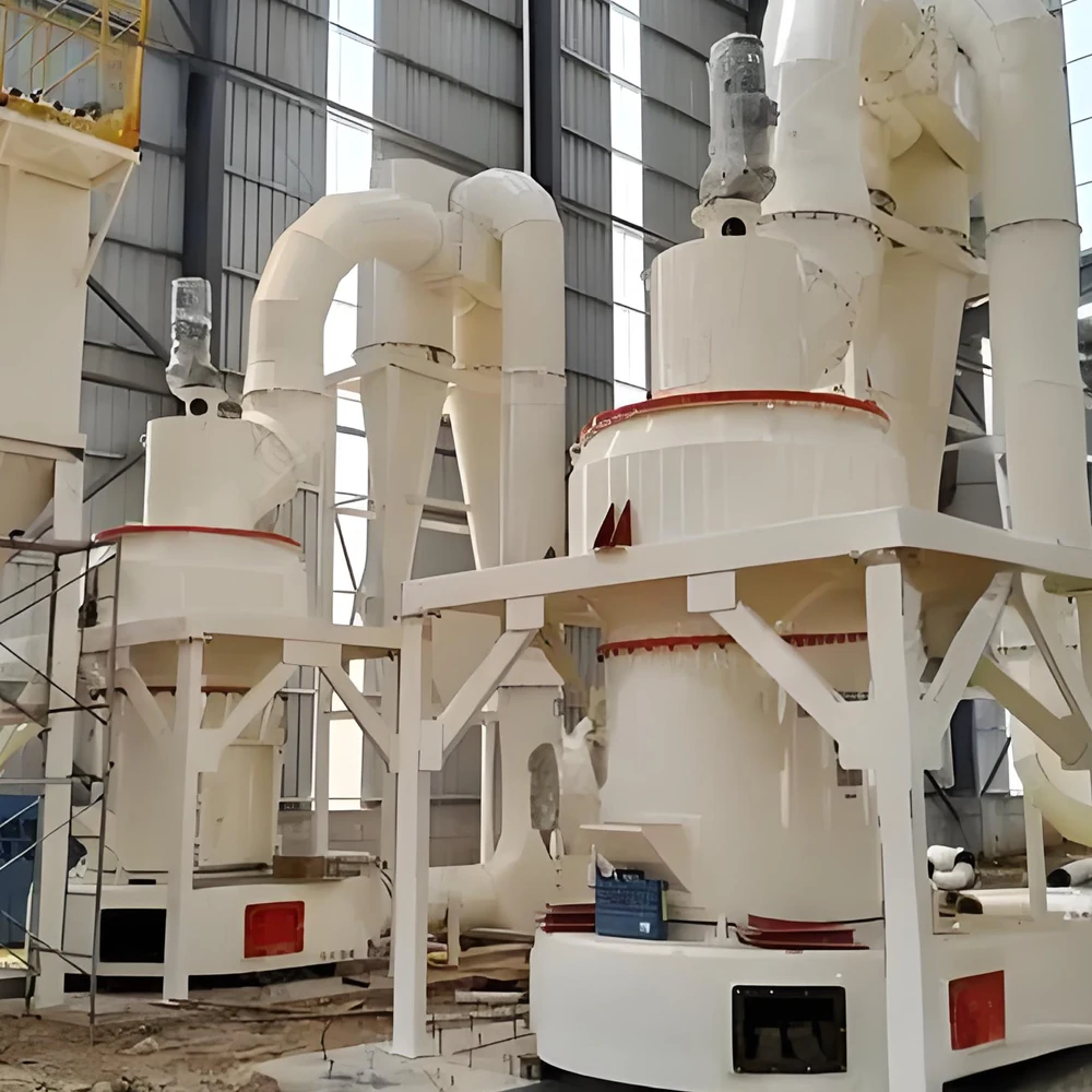 一台YGM9517高压工业磨粉机在江苏客户现场，展示了其坚固的整体铸钢机架。