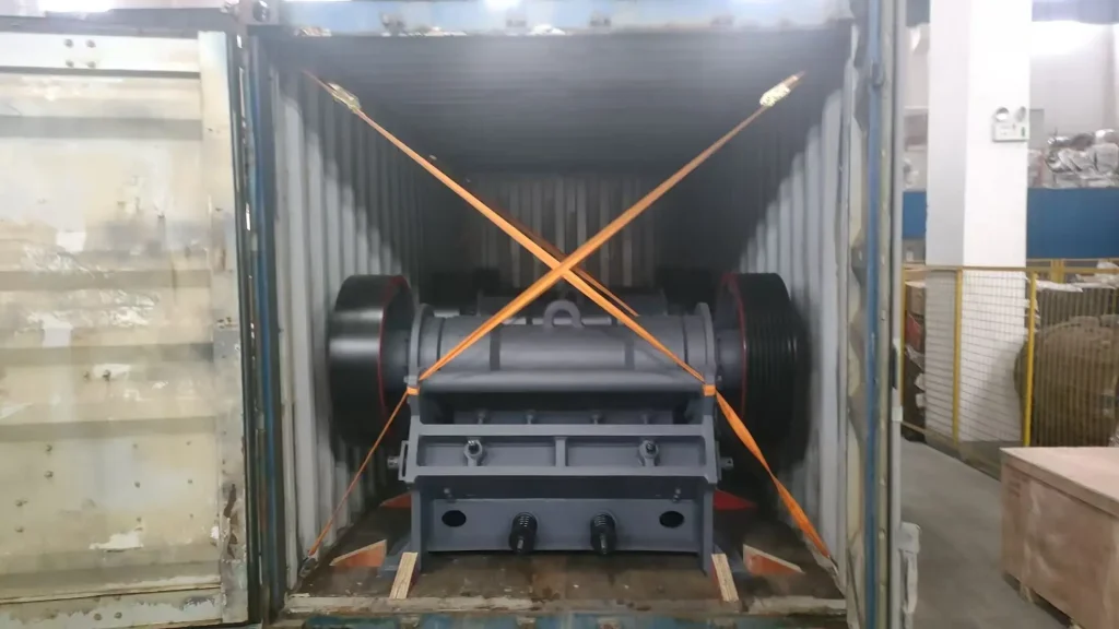 时产150吨硬岩线交付:1台PE600x900鄂式破碎机及4台PEX250x1200细碎机发往埃塞俄比亚! 1 PEX250x1200细碎机装箱