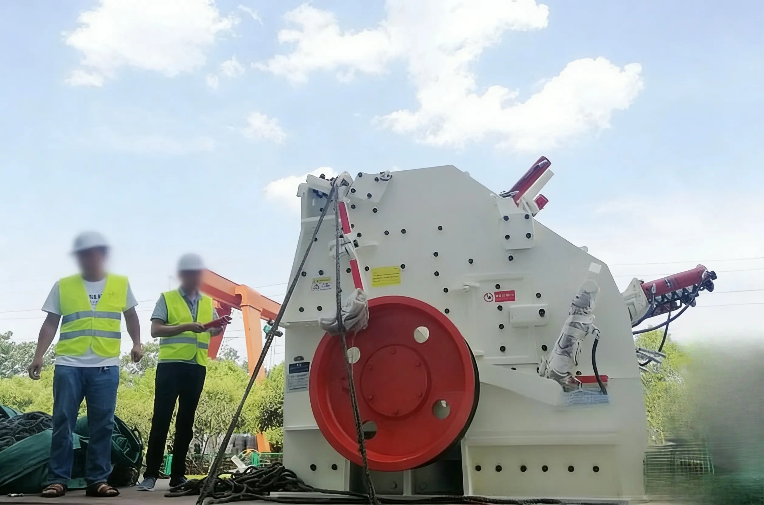 反击式破碎机在硬岩制砂中的粒型控制与转子力学优化 2 丁博重工研发生产的高端反击式破碎机整机全景实拍图,展示其重型化结构设计