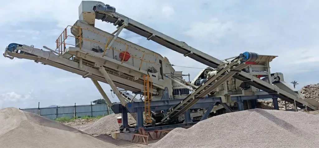 300-500t/h花岗岩移动破碎线实拍 丁博重工时产300-500吨花岗岩移动式破碎站多机联动方案全景图